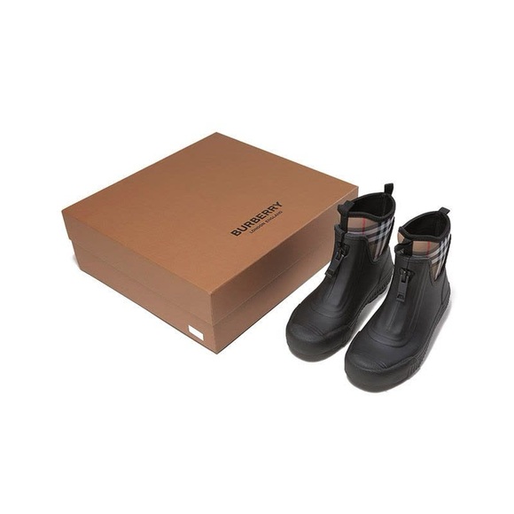 New in box Burberry rain boots with check lining - Picture 8 of 9